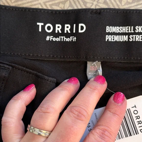 Size 16S 16 short Torrid Bombshell skinny jeans black NWT - Picture 2 of 8